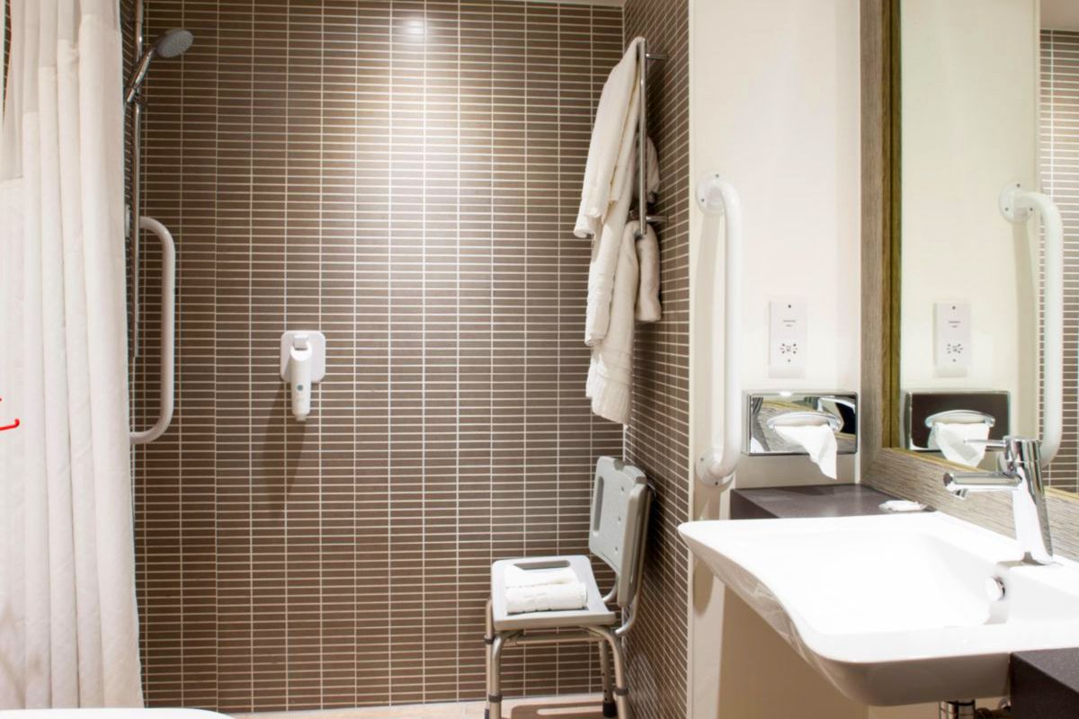 Holiday Inn Lincoln accessible bathroom.